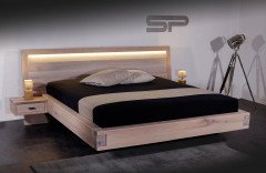 Travi von Sprenger Möbel - Bett Sumpfeiche mit leicht geschrägtem Kopfteil